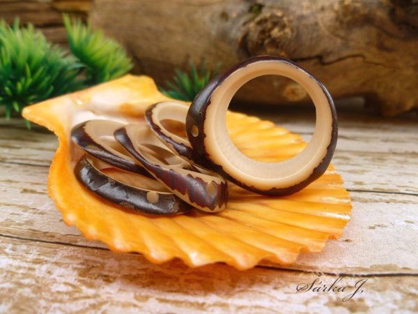 TAGUA prořezávané plátky - přírodní plátek z ořechu