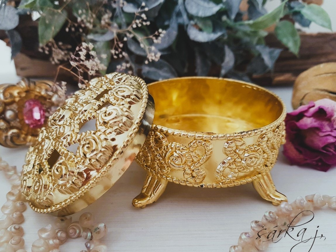 dózička na nožkách