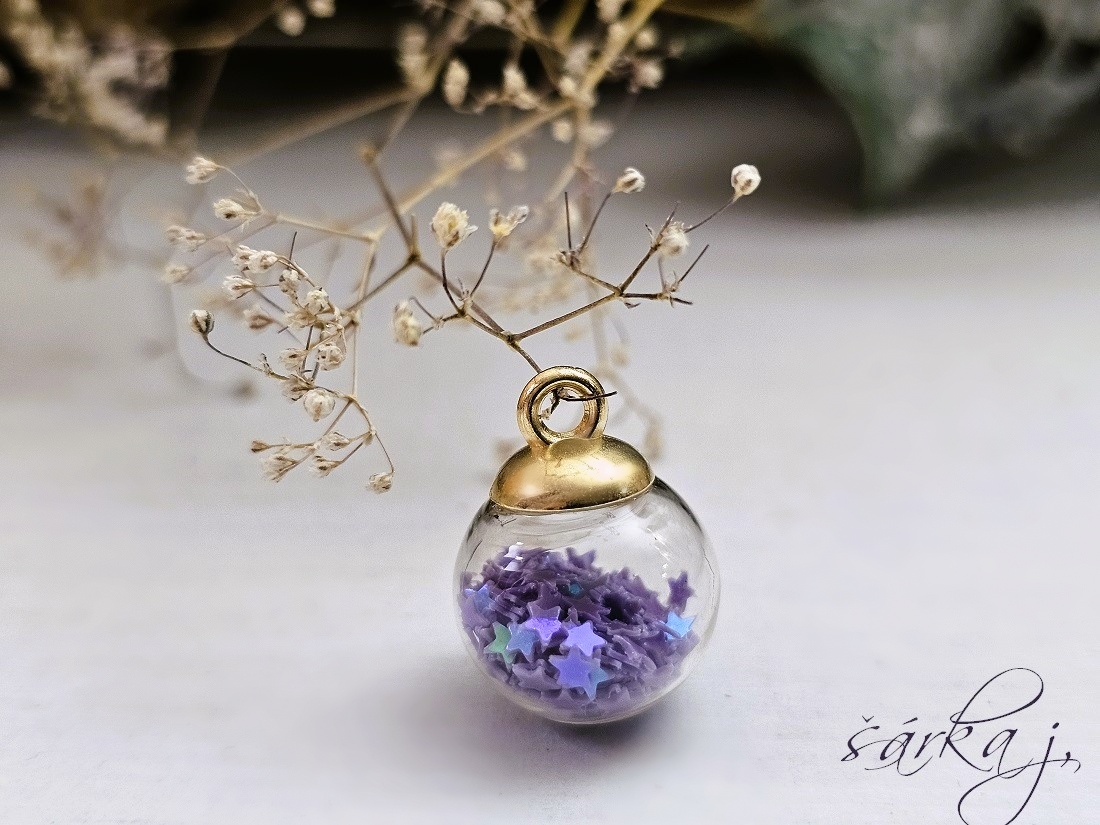 baňky s barevnými hvězdičkami