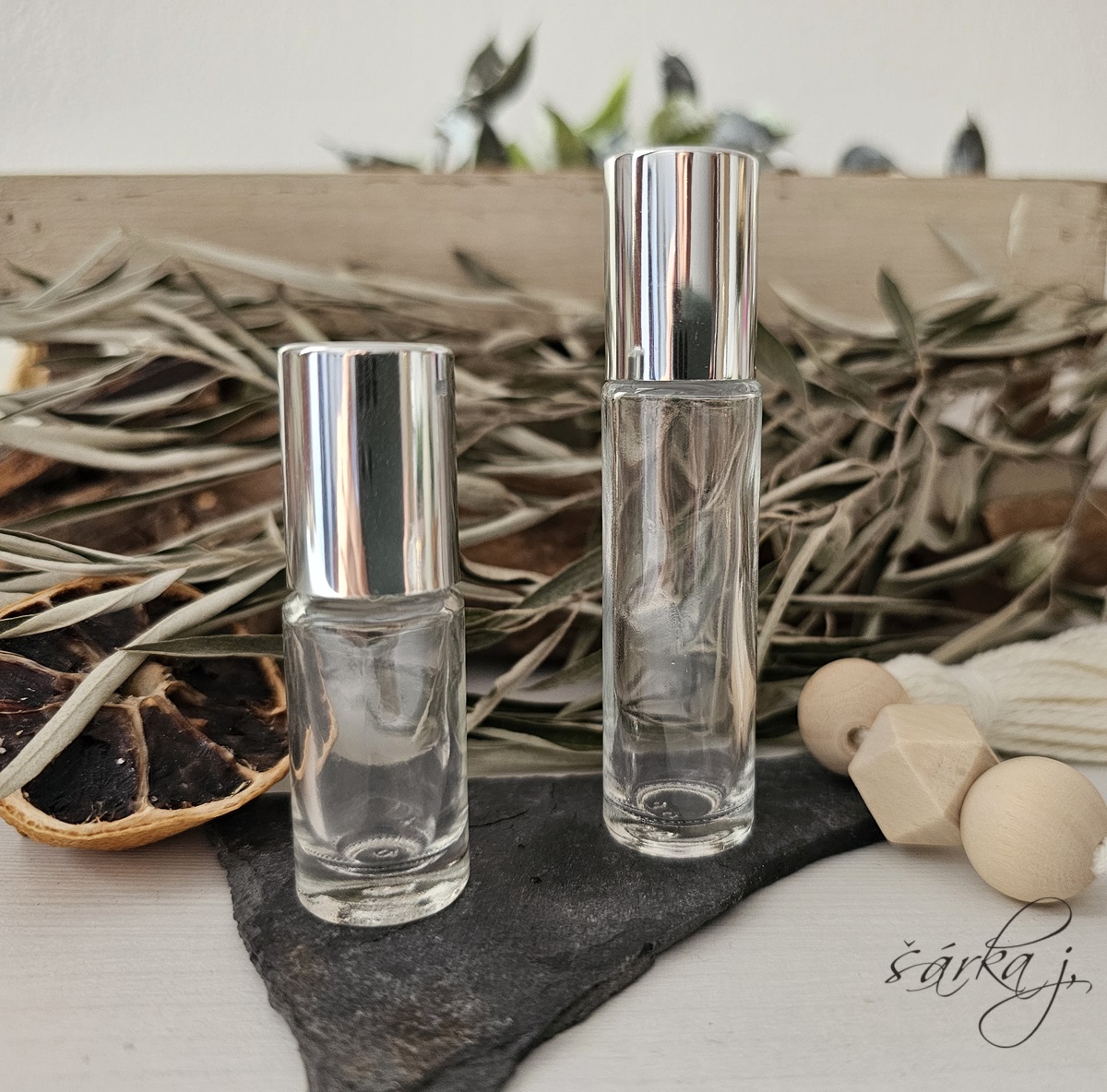 skleněný roll-on se stříbrným uzávěrem 