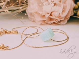 minimalistický náhrdelník s krychličkou