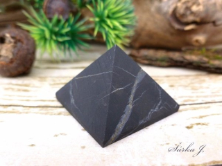 PYRAMIDA z přírodního matného šungitu