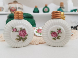 porcelánový flakonek se šípkovou růží
